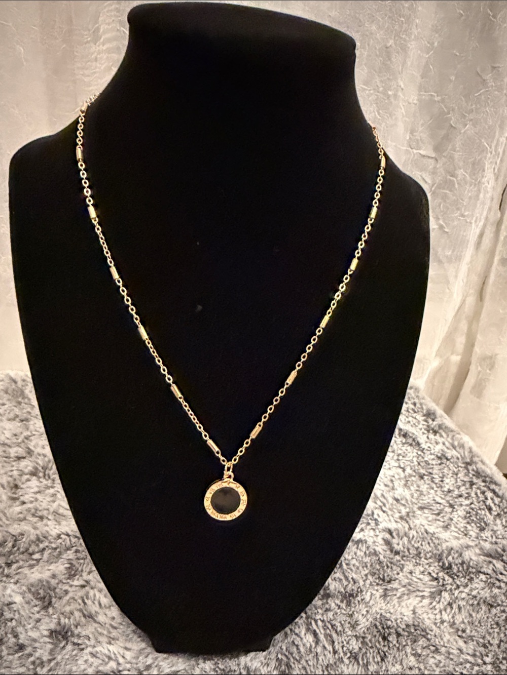 Gold Circle Pendant Necklace - Elegant Women's Jewelry